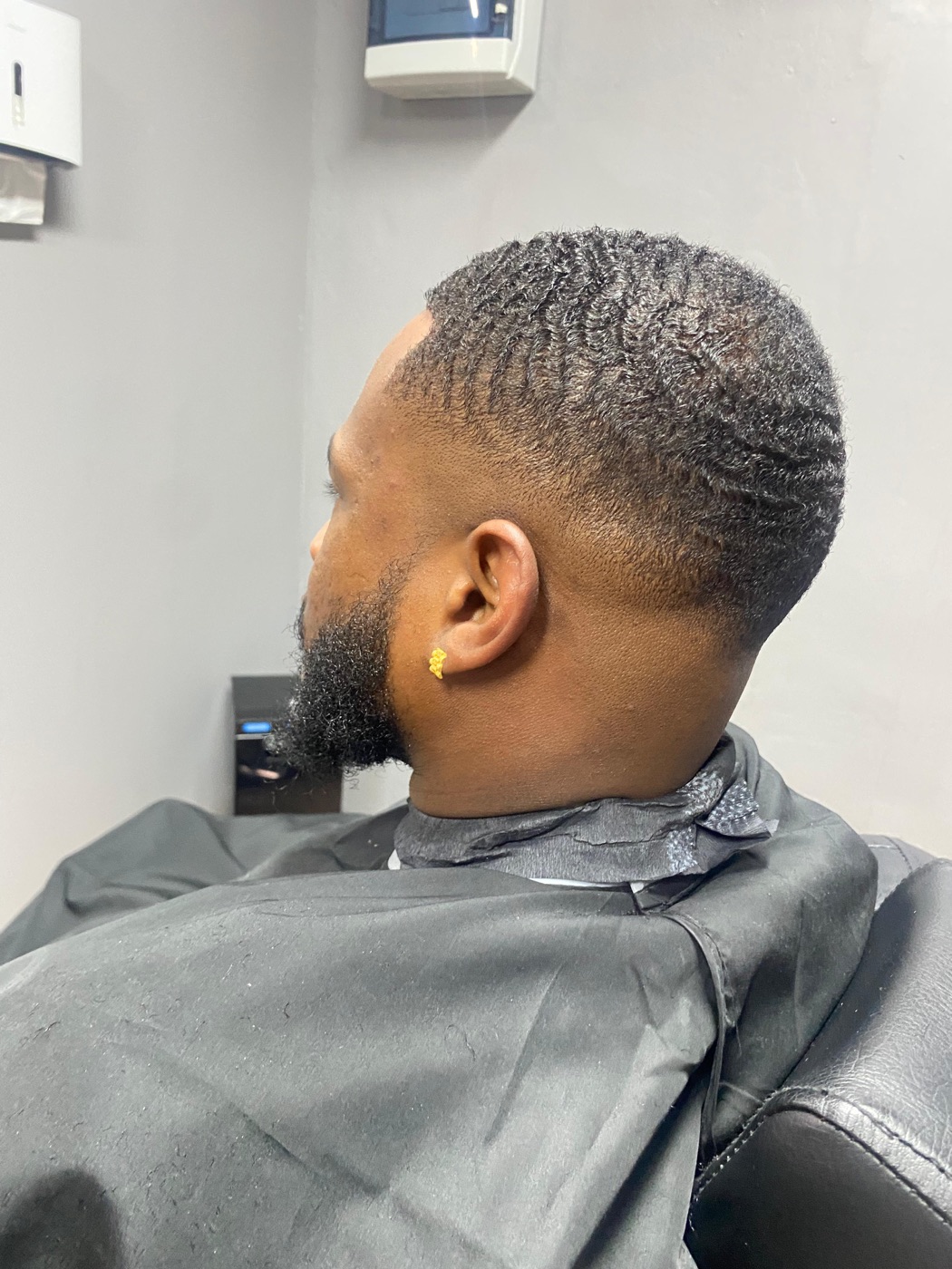 Afgewerkte waves en baard, achteraanzicht